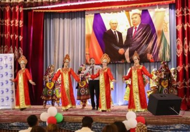 Во Дворце культуры г. Истиклол (Табошар) прошёл праздничный концерт, приуроченный ко Дню России