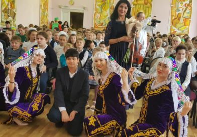 В Москве прошел праздничный концерт приуроченный ко Дню учителя .